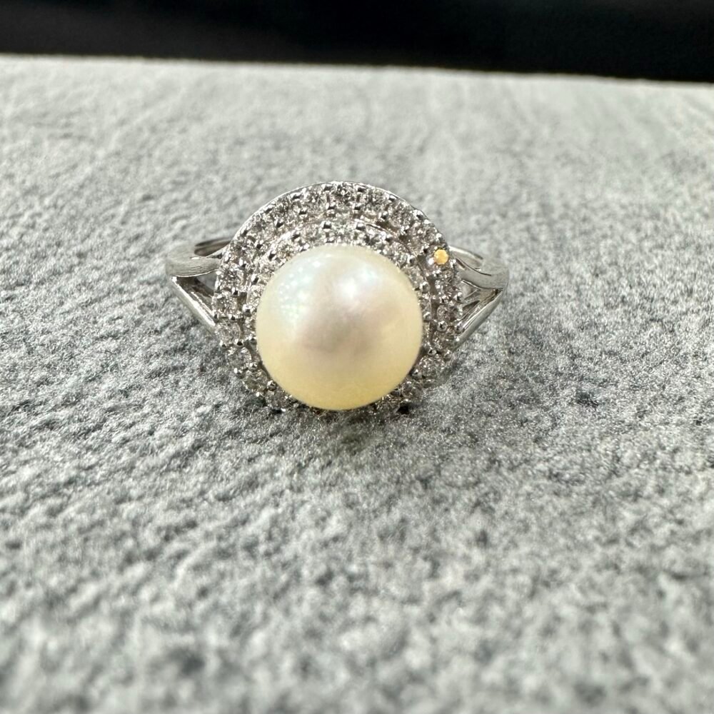 Gold 18k Ring with Pearl Diamonds