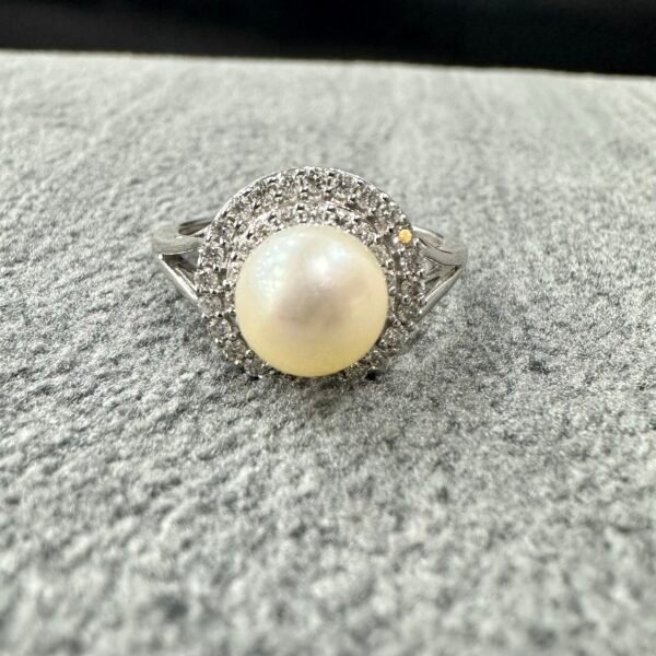 Gold 18k Ring with Pearl Diamonds