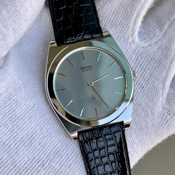 SEIKO Quartz Ceramic Case RARE Slim watch